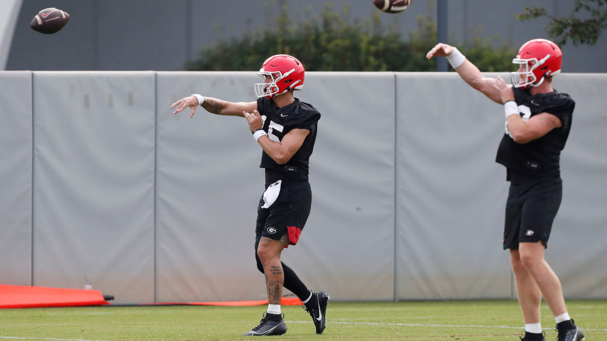 Georgia quarterback Carson Beck and Georgia quarterback Brock Vandagriff practice.