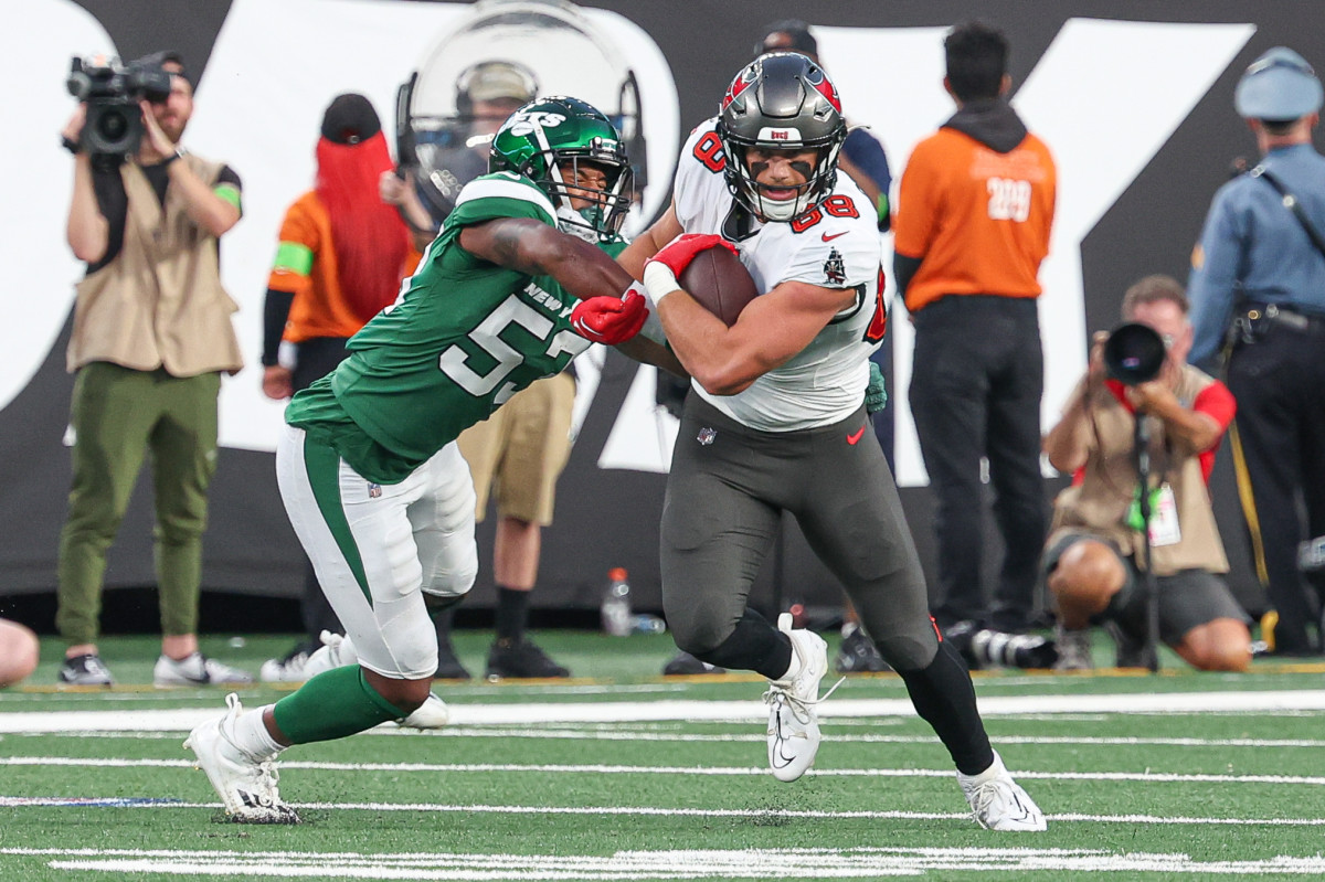 Jets' LB Zaire Barnes (53) in an NFL Preseason game against the Bucs