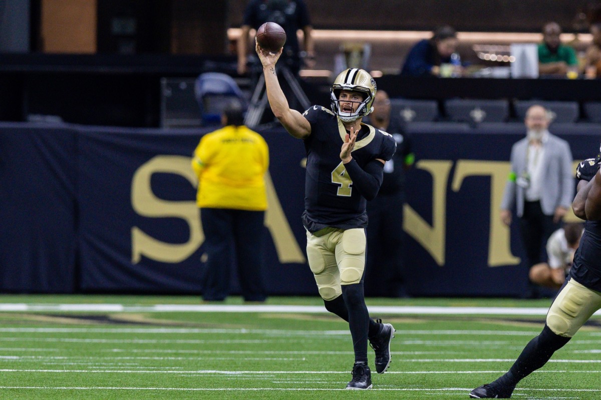 New Orleans Saints cornerback Alontae Taylor (1) warms up before