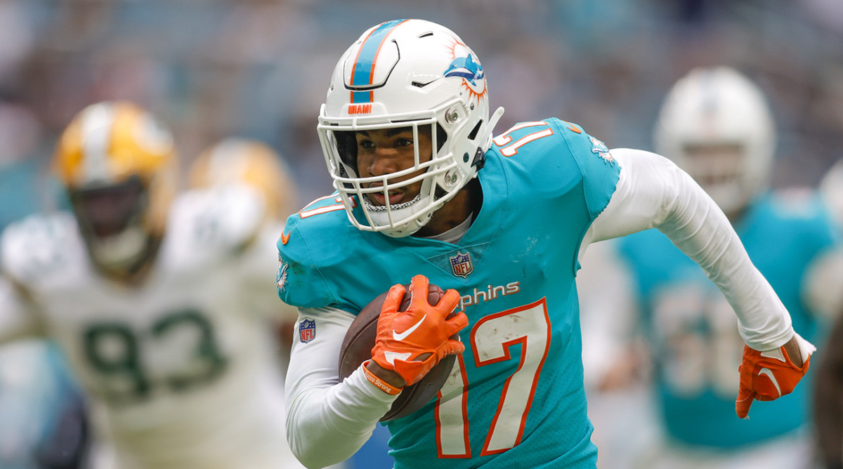 Dolphins wide receiver Jaylen Waddle running with the ball.