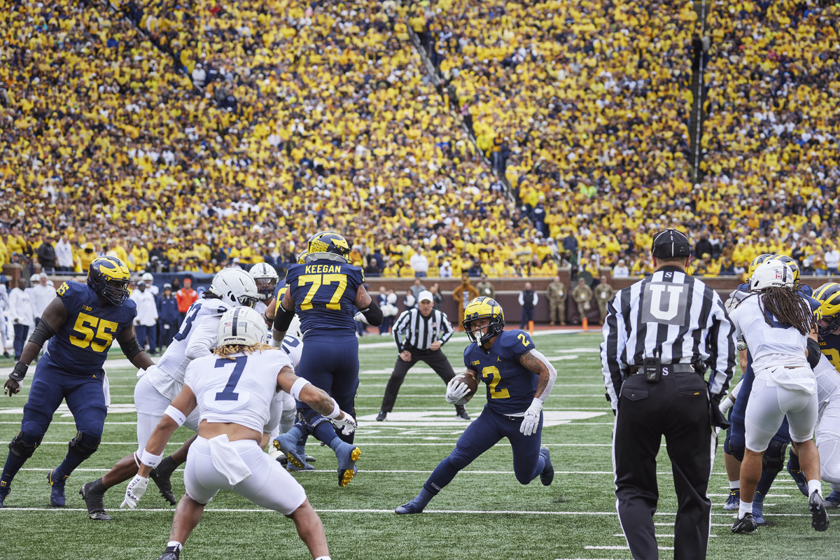 Michigan’s Blake Corum rushes the ball vs. Penn State