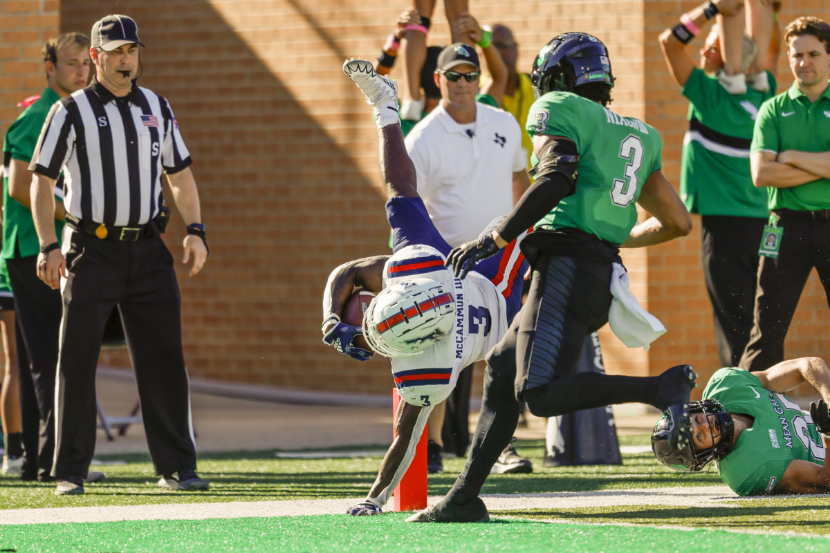 FAU’s Larry McCammon III dives for a touchdown vs. North Texas.