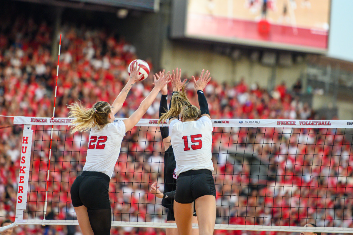 20_Lindsay Krause, Andi Jackson_Volleyball Day