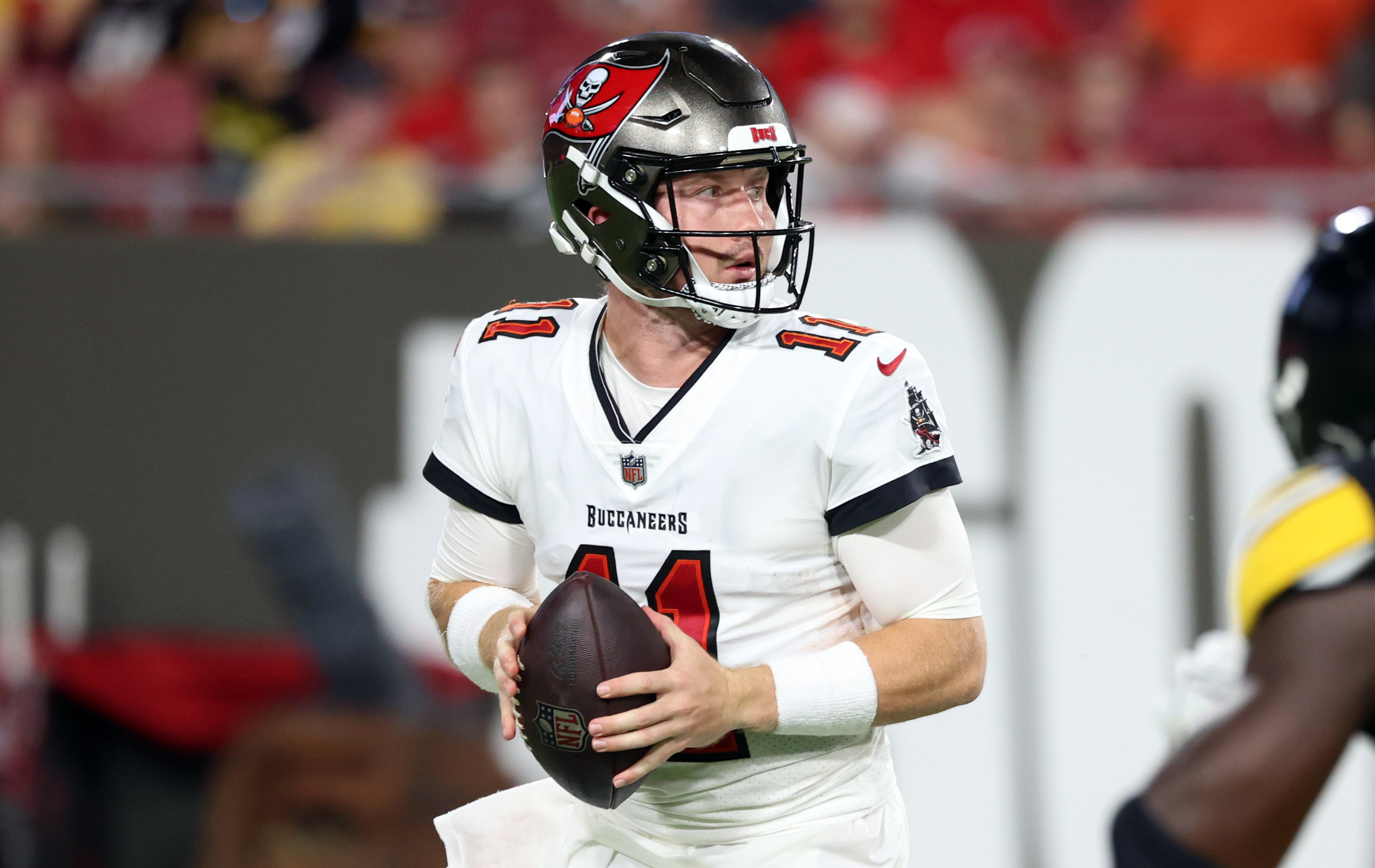 Buccaneers Sign Former Super Bowl Winning Quarterback to