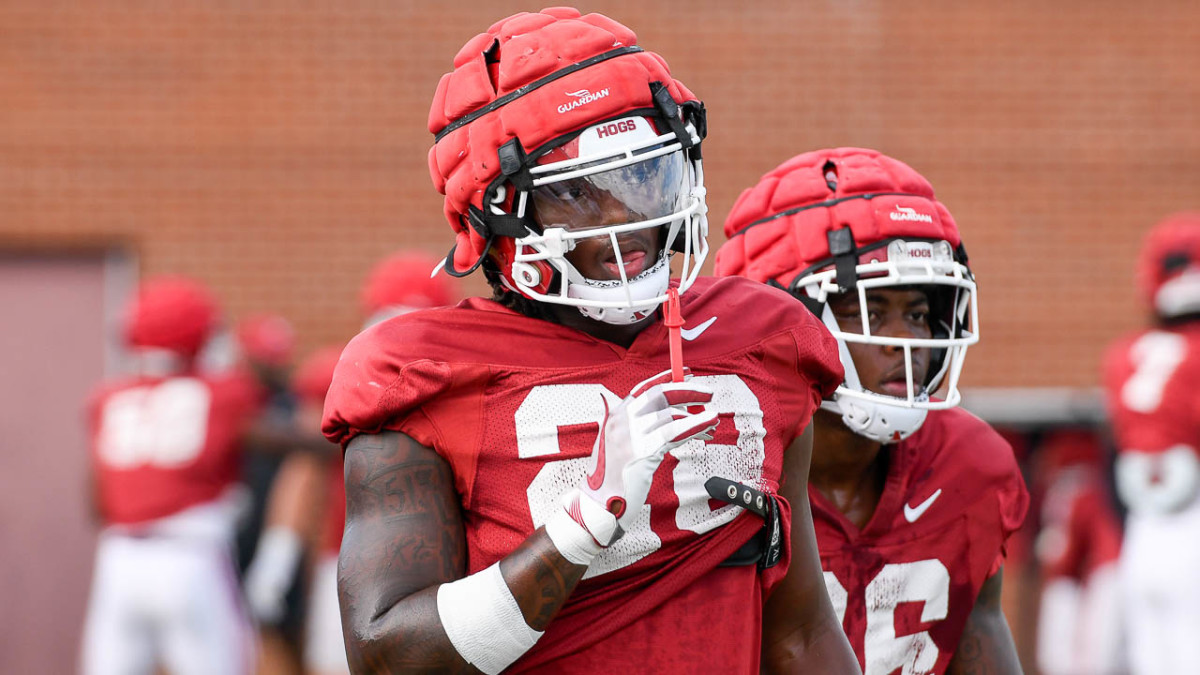 Razorbacks linebacker Jaheim Thomas at practice