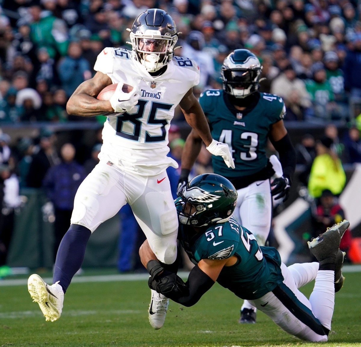 Tennessee Titans tight end Chigoziem Okonkwo (85) gets a first down after a catch against Philadelphia Eagles linebacker T.J. Edwards (57). © George Walker IV / Tennessean.com / USA TODAY NETWORK