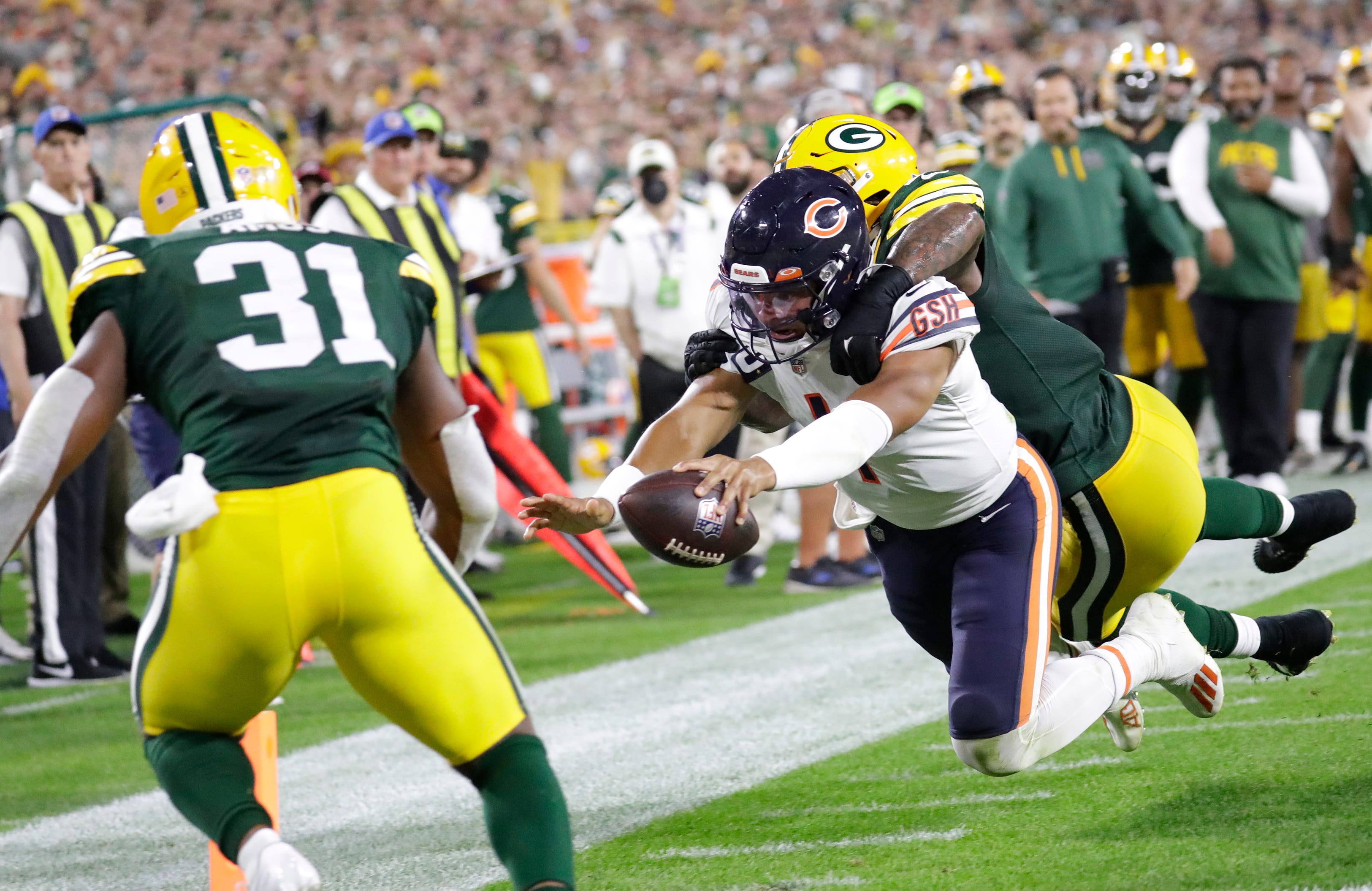 Chicago Bears QB Justin Fields begins big season with lackluster  performance in loss to Green Bay