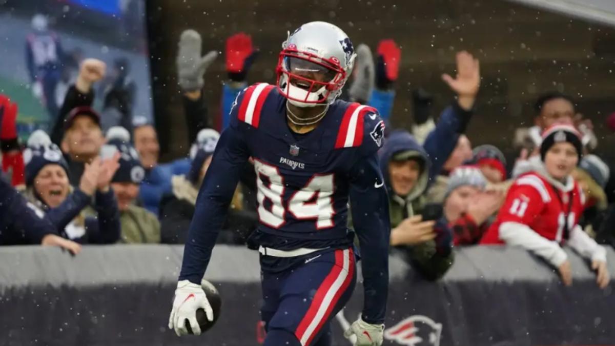 Houston, Texas, USA. 10th Oct, 2021. New England Patriots wide receiver  KENDRICK BOURNE (84) is brought down by his jersey after a catch during an  NFL game between Houston and New England.