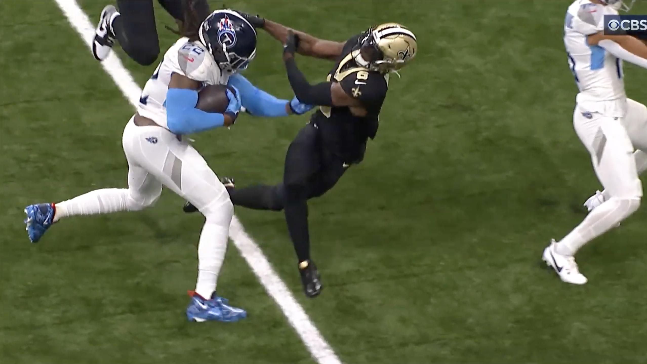 Derrick Henry welcomes Saints DB to 2023 NFL season with nasty stiff arm