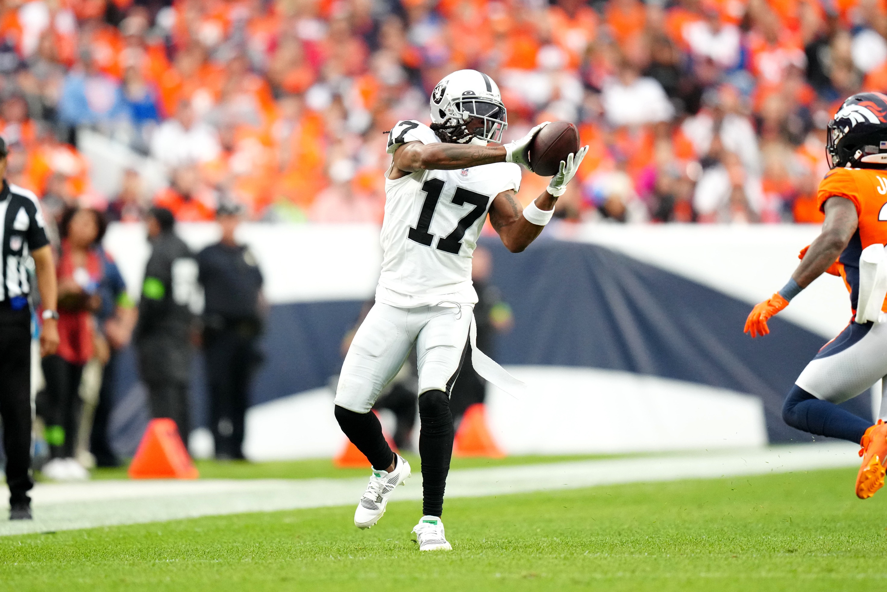 Denver Broncos Fall to Las Vegas Raiders, 17-16: Three Key Takeaways -  Sports Illustrated Mile High Huddle: Denver Broncos News, Analysis and More