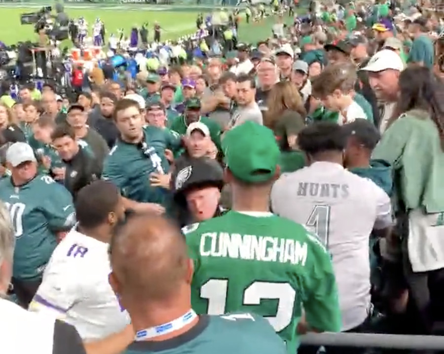 Watch: Vikings and Eagles fan team up to fight obnoxious fan at TNF game -  Sports Illustrated Minnesota Sports, News, Analysis, and More