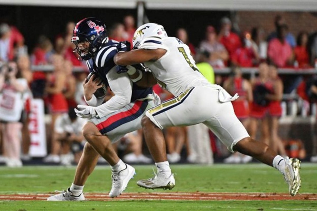 LB Paul Moala Tackles Jaxson Dart