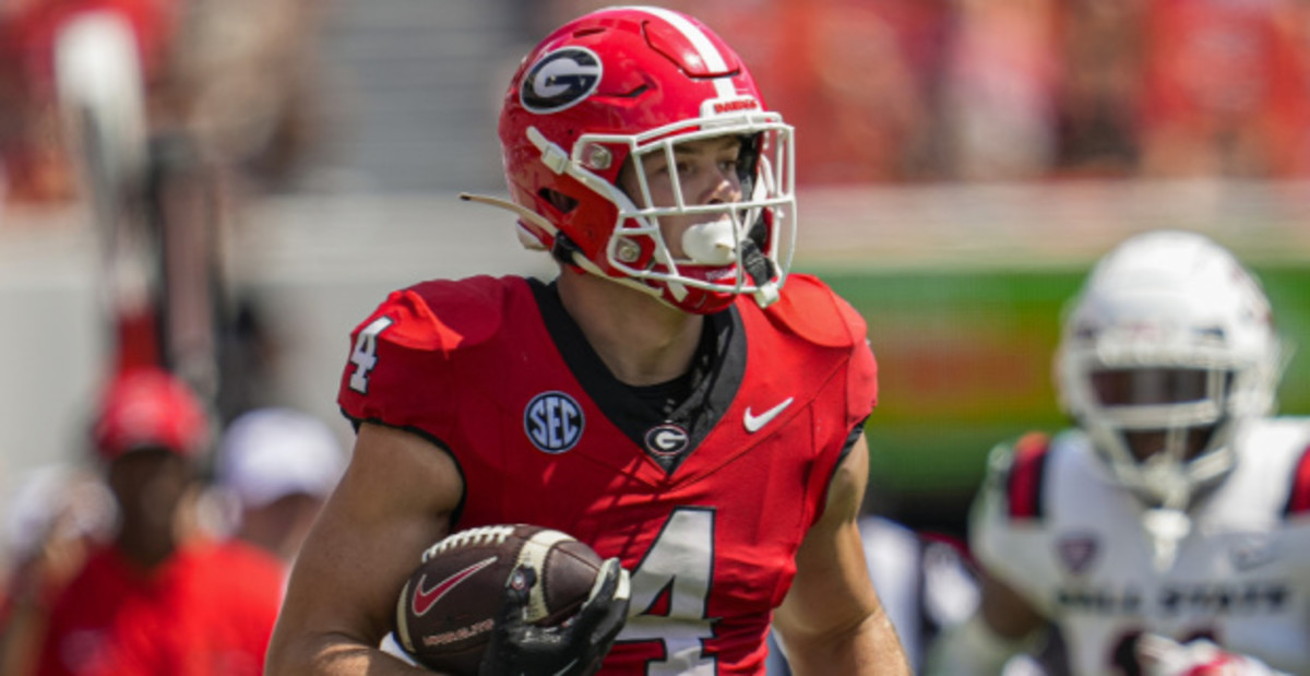 Georgia Bulldogs tight end Oscar Delp catches a pass during a college football game in the SEC.