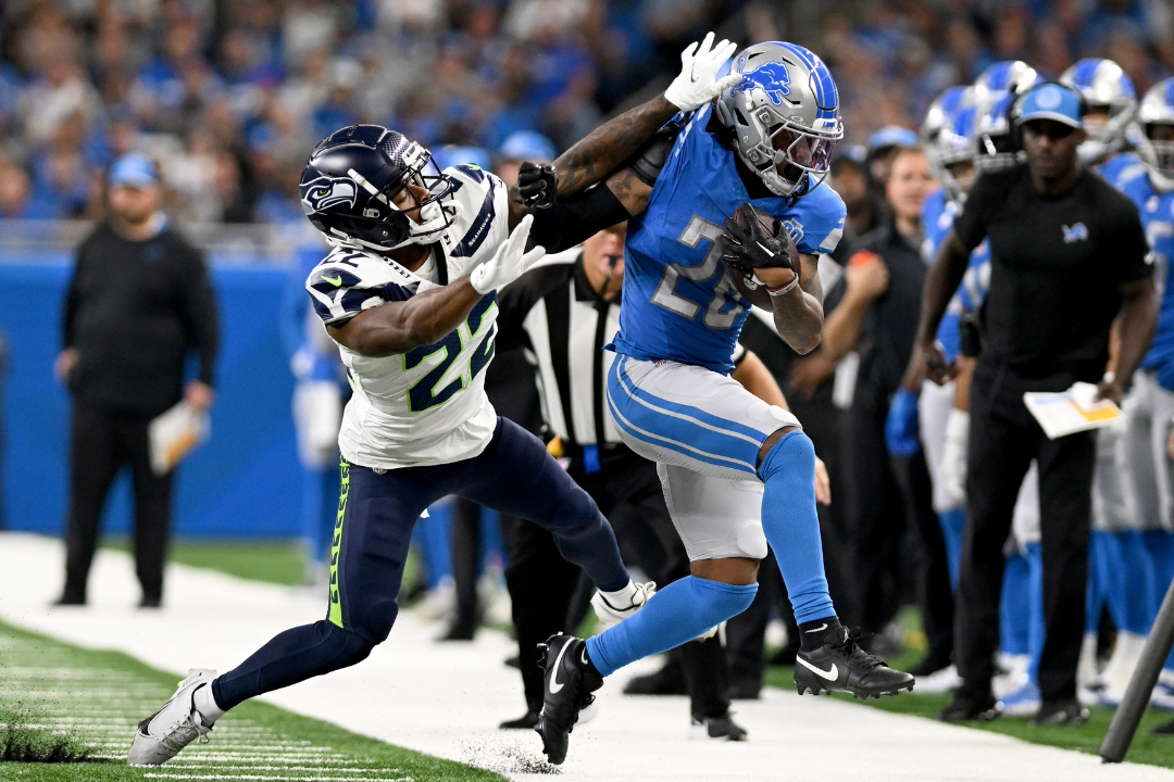 Detroit Lions running back Jahmyr Gibbs (R)runs on Green Bay