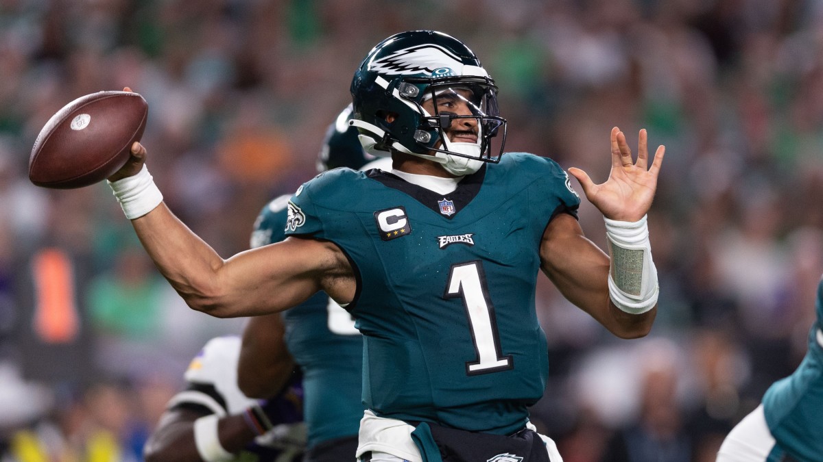 Jalen Hurts throws a pass against the Vikings.