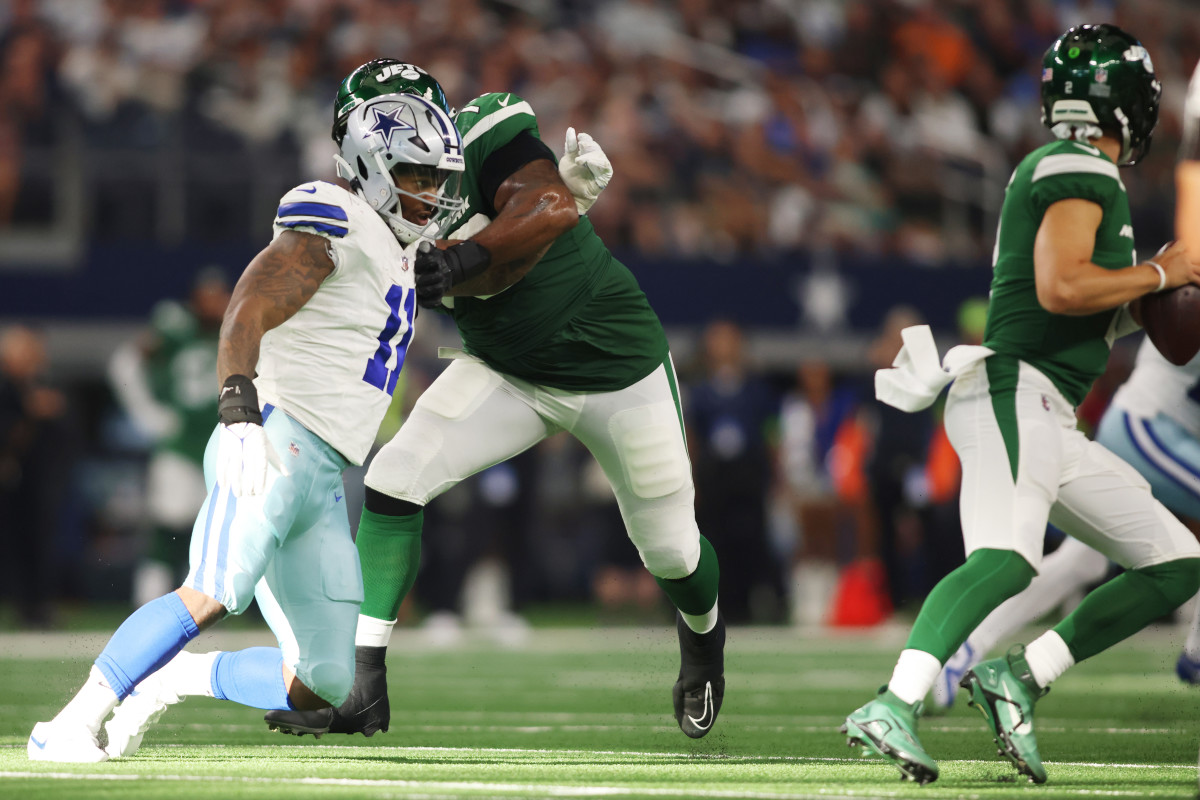 Jets' LT Duane Brown tries to block Cowboys' edge rusher Micah Parsons