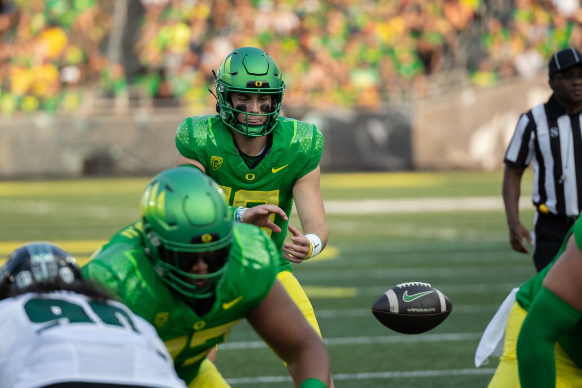 Oregon Ducks Quarterback Bo Nix Returning to Eugene in 2023 - Sports  Illustrated Oregon Ducks News, Analysis and More