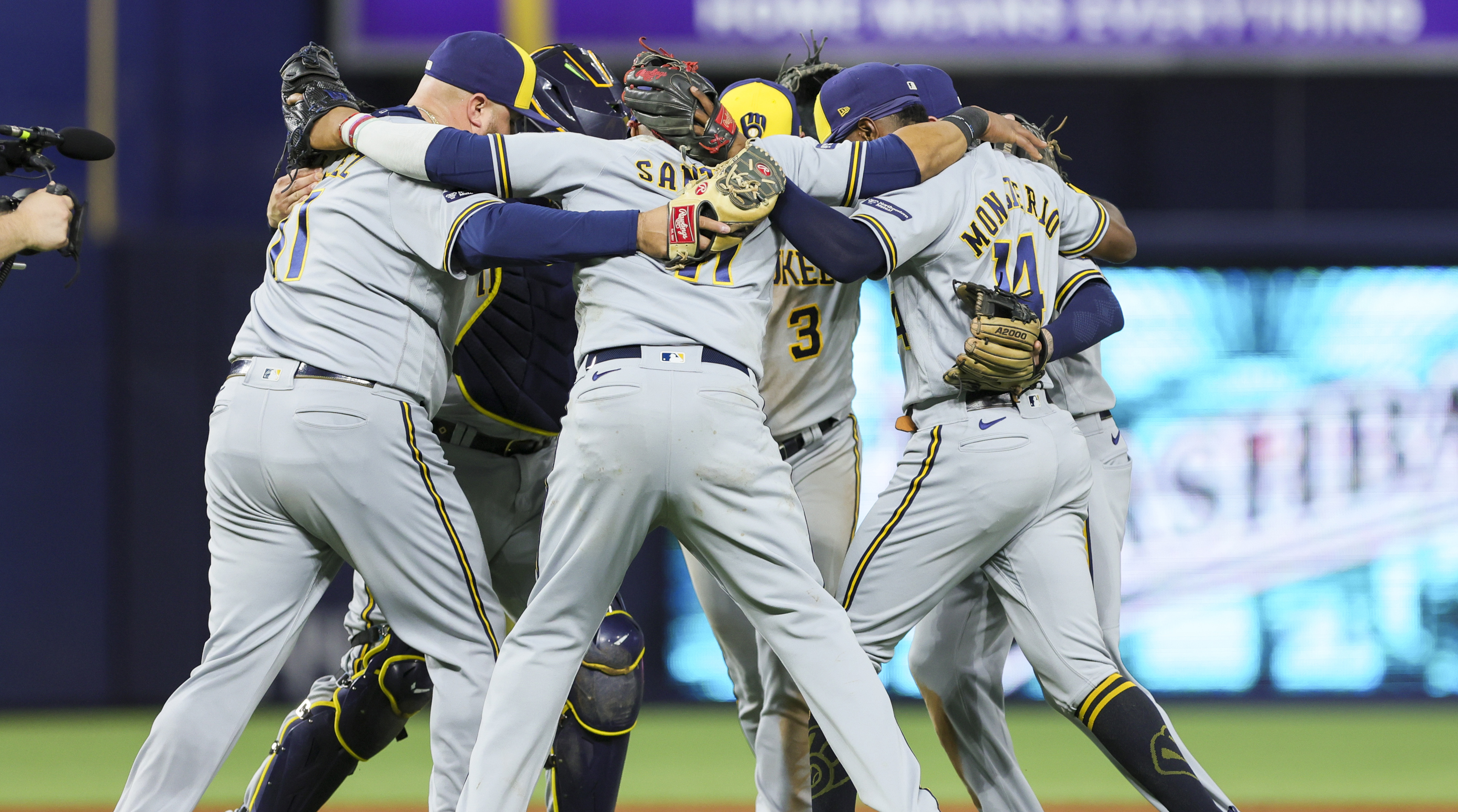 Milwaukee Brewers a part of rare playoff history first seen in 2023