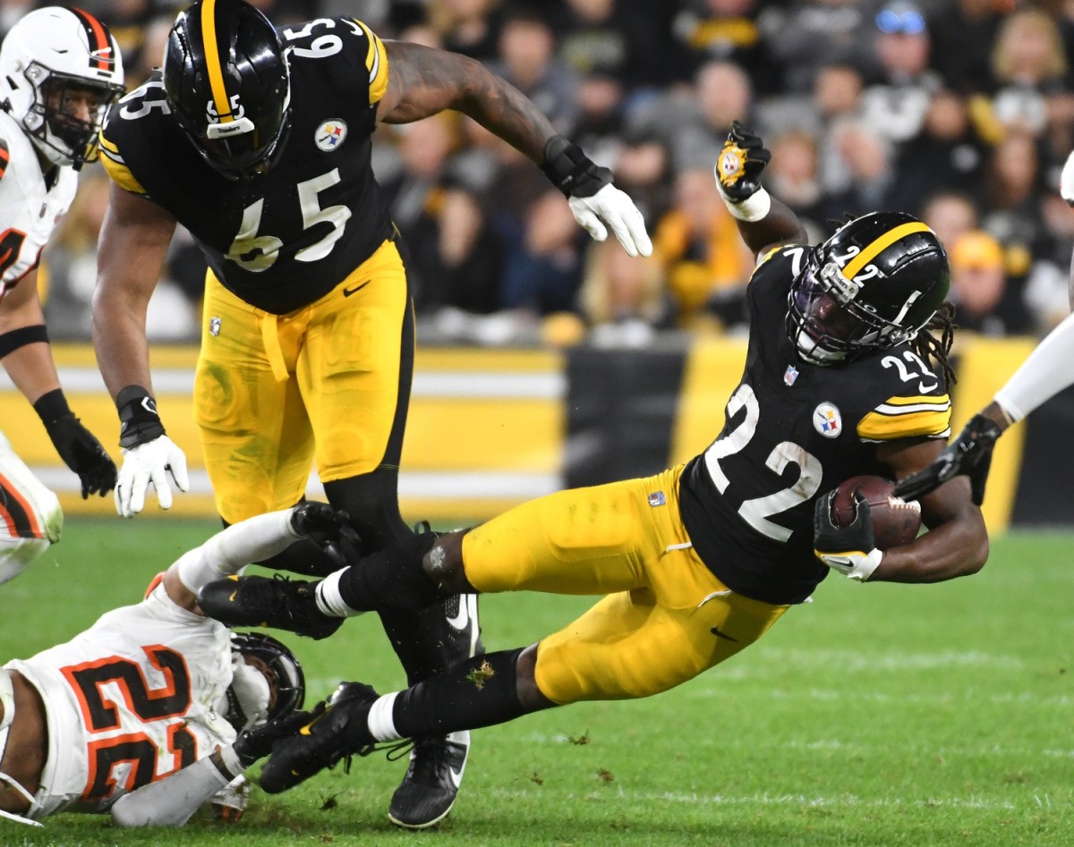 Steelers' Pickett began his rookie season avoiding spotlight