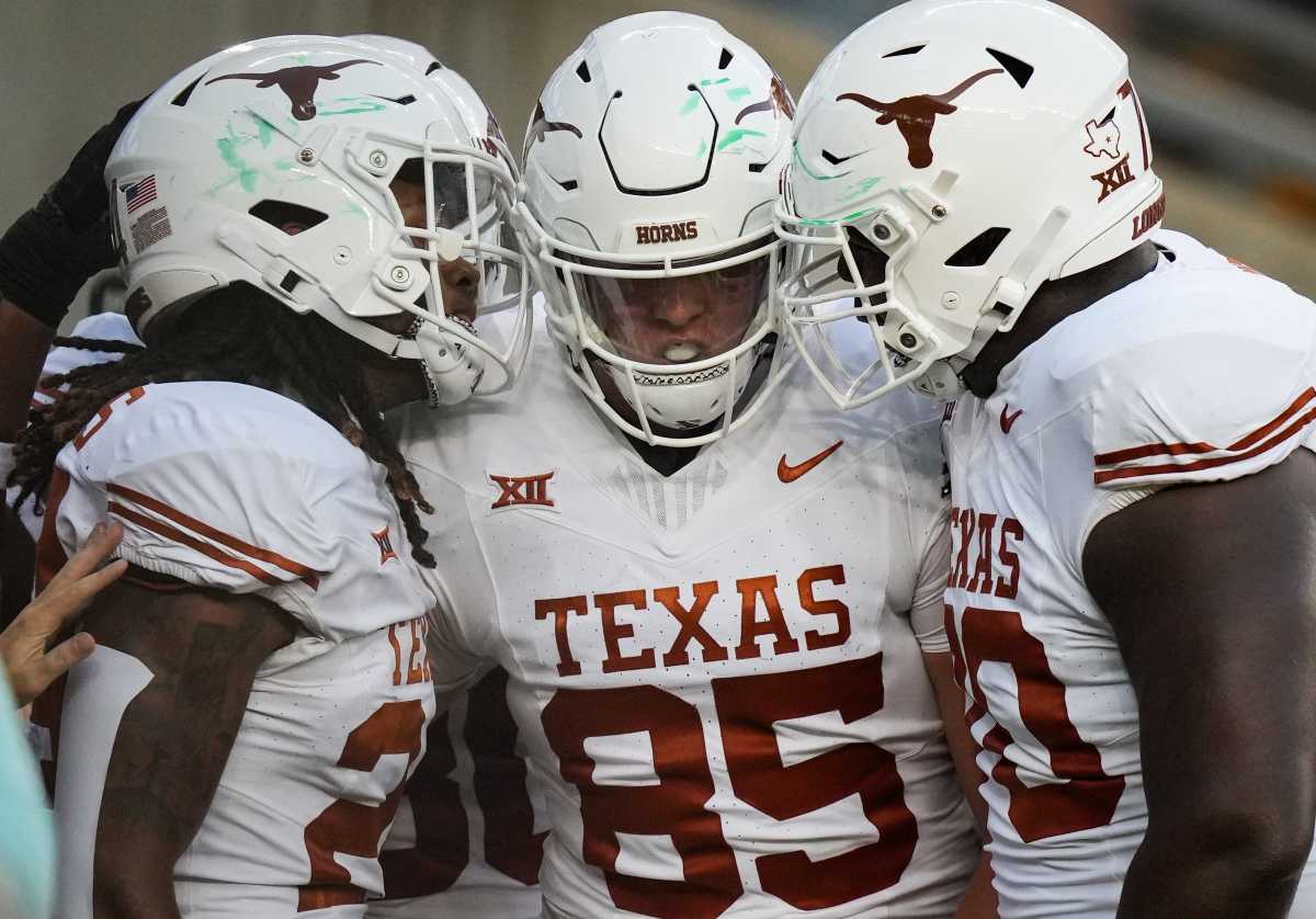 Longhorns celebrate a touchdown