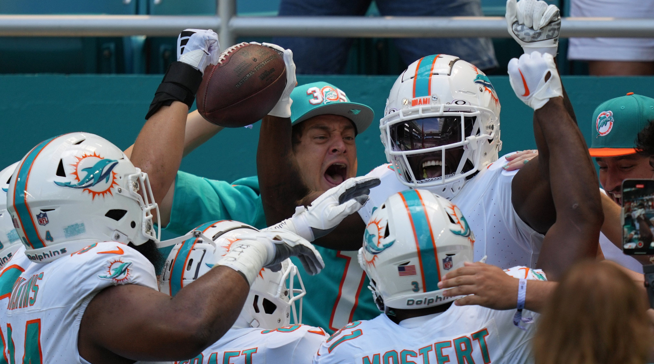 NFL World Reacts To Dolphins Quarterback Signing News - The Spun