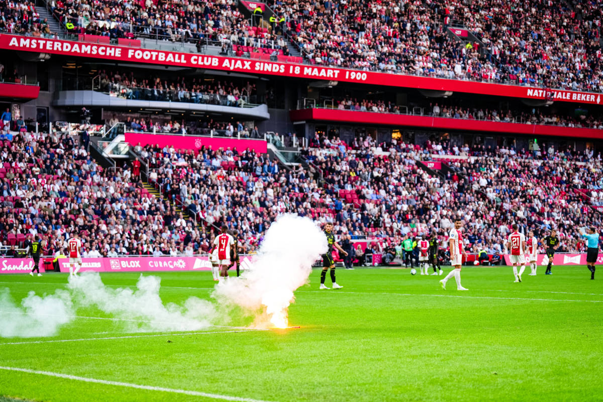 Bengala encendida en el campo de juego del Ajax vs Feyenoord