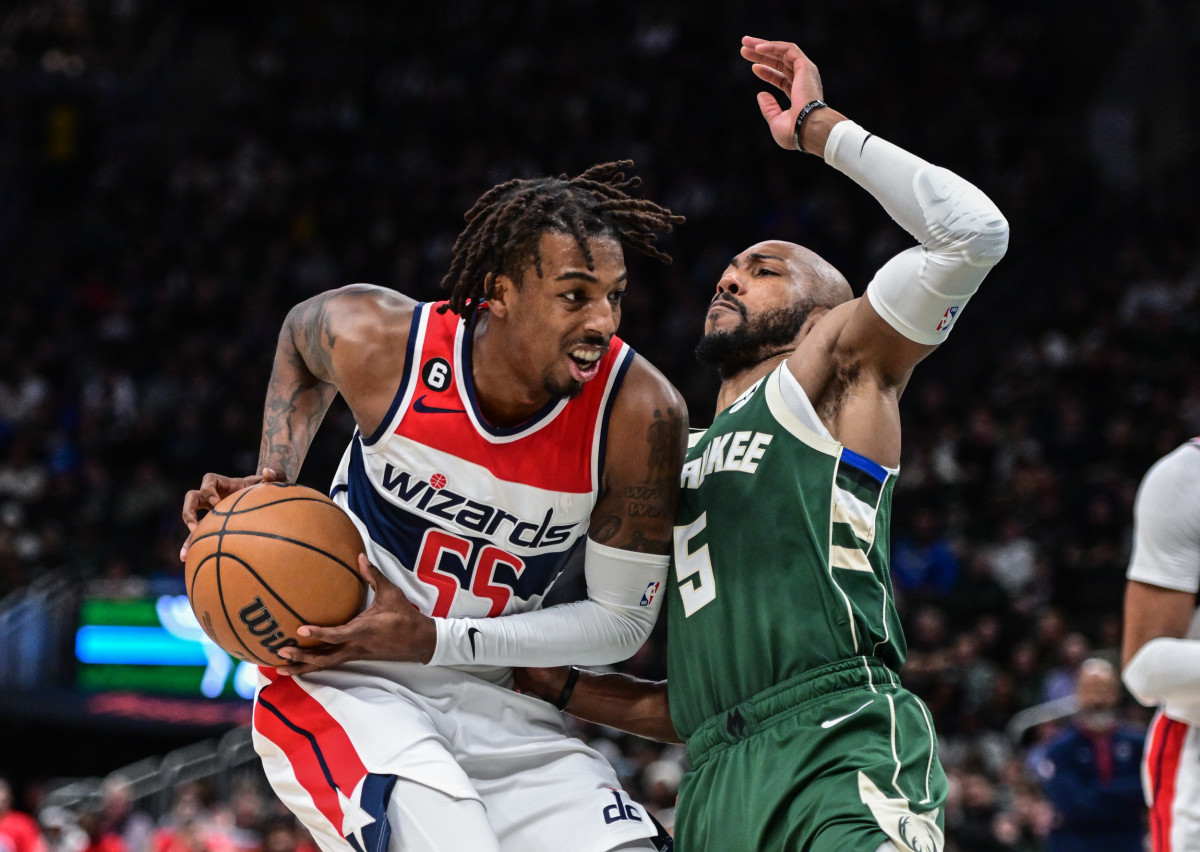 Washington Wizards guard Delon Wright (55) drives for the basket against Milwaukee Bucks guard Jevon Carter (5) 