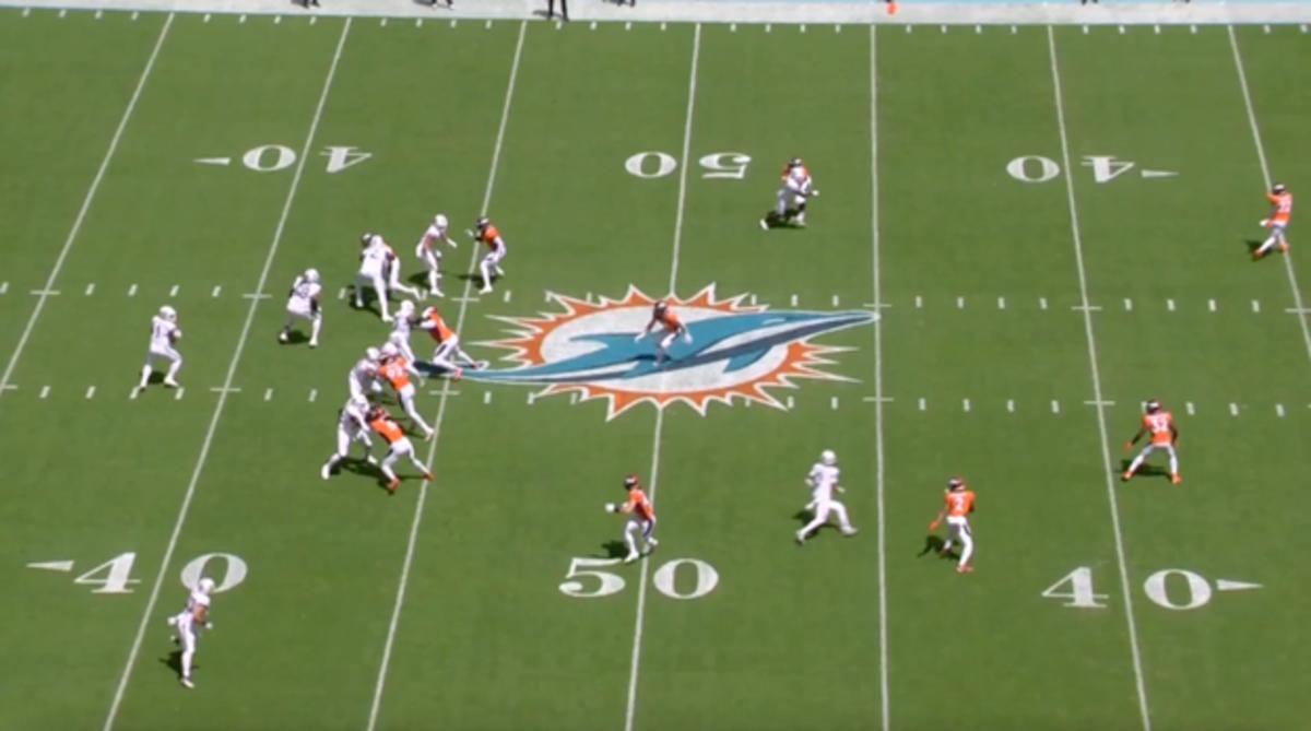 An all-22 screenshot from a Dolphins pass against the Broncos