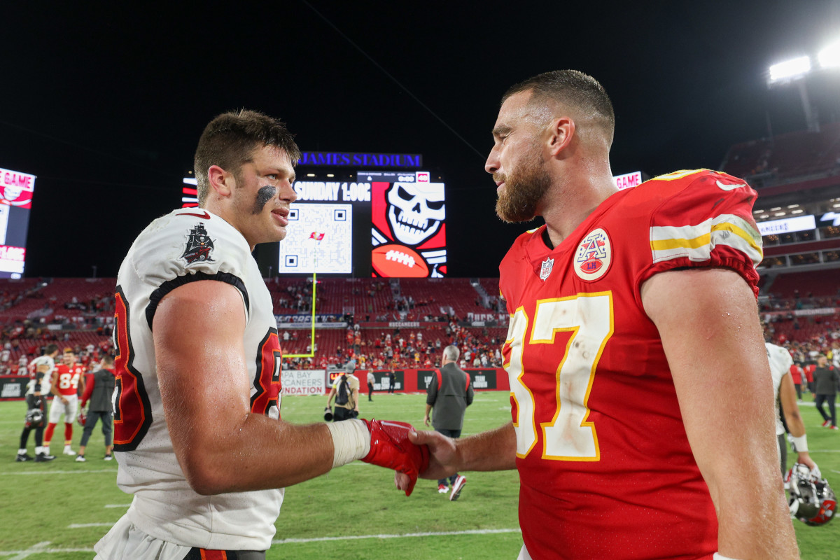 NFL fans ask 'what is he wearing' at Chiefs star Travis Kelce's