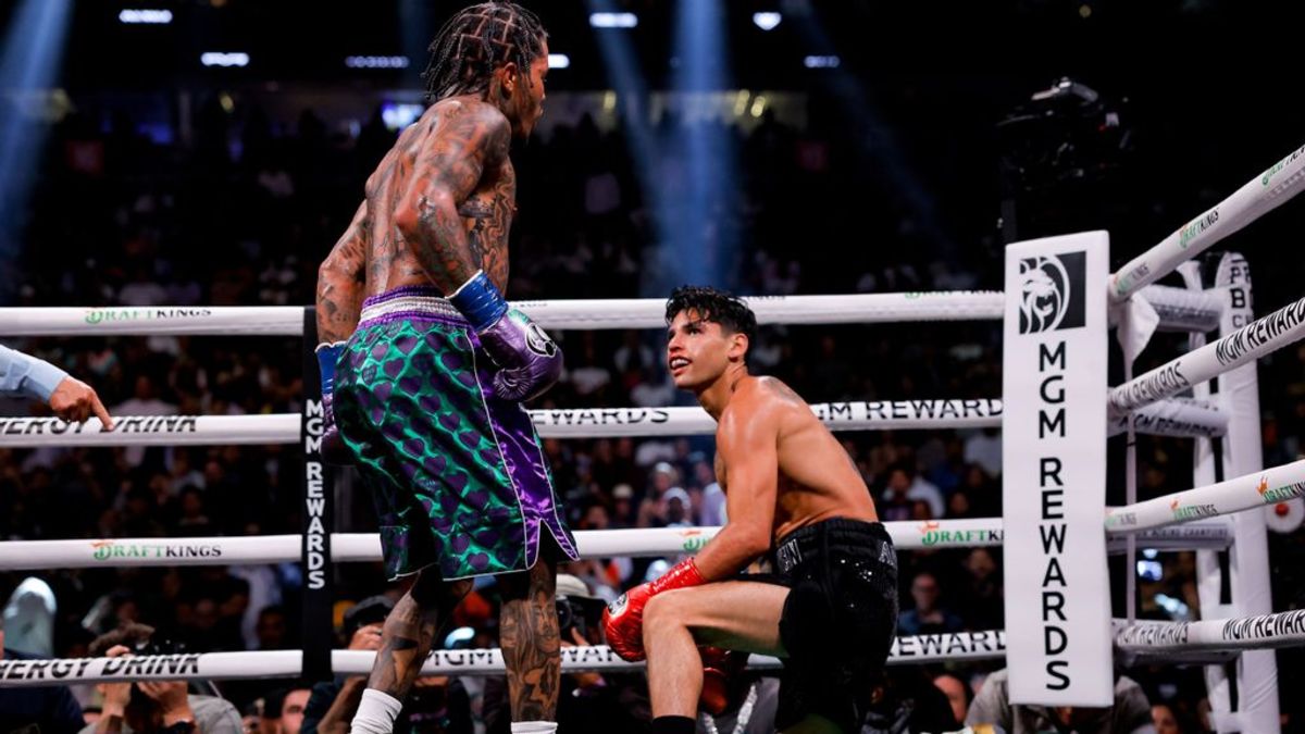 Garcia takes a knee after a body punch from Davis in Las Vegas on Apr 22, 2023.  (Esther Lin/SHOWTIME)