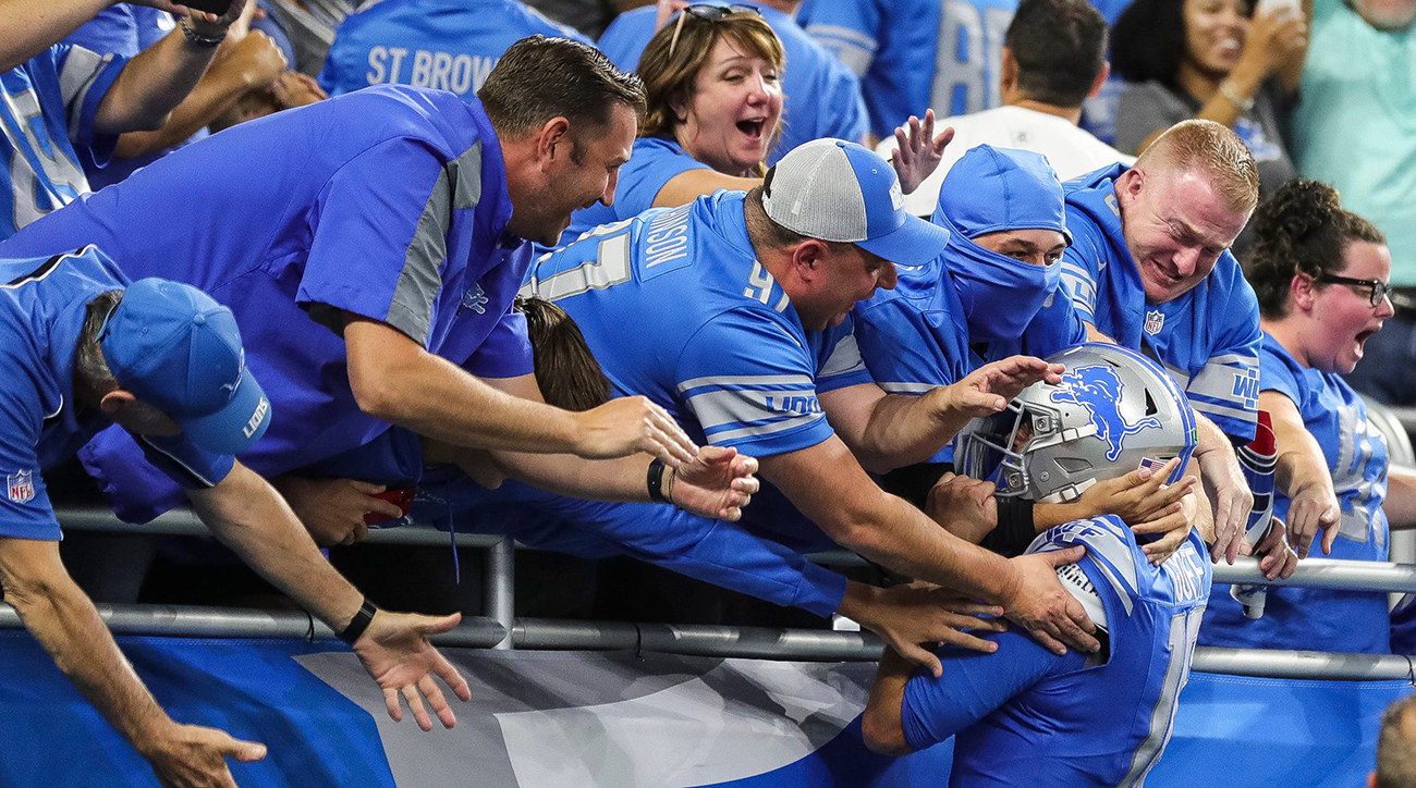 Detroit Lions fans completely take over Lambeau Field after