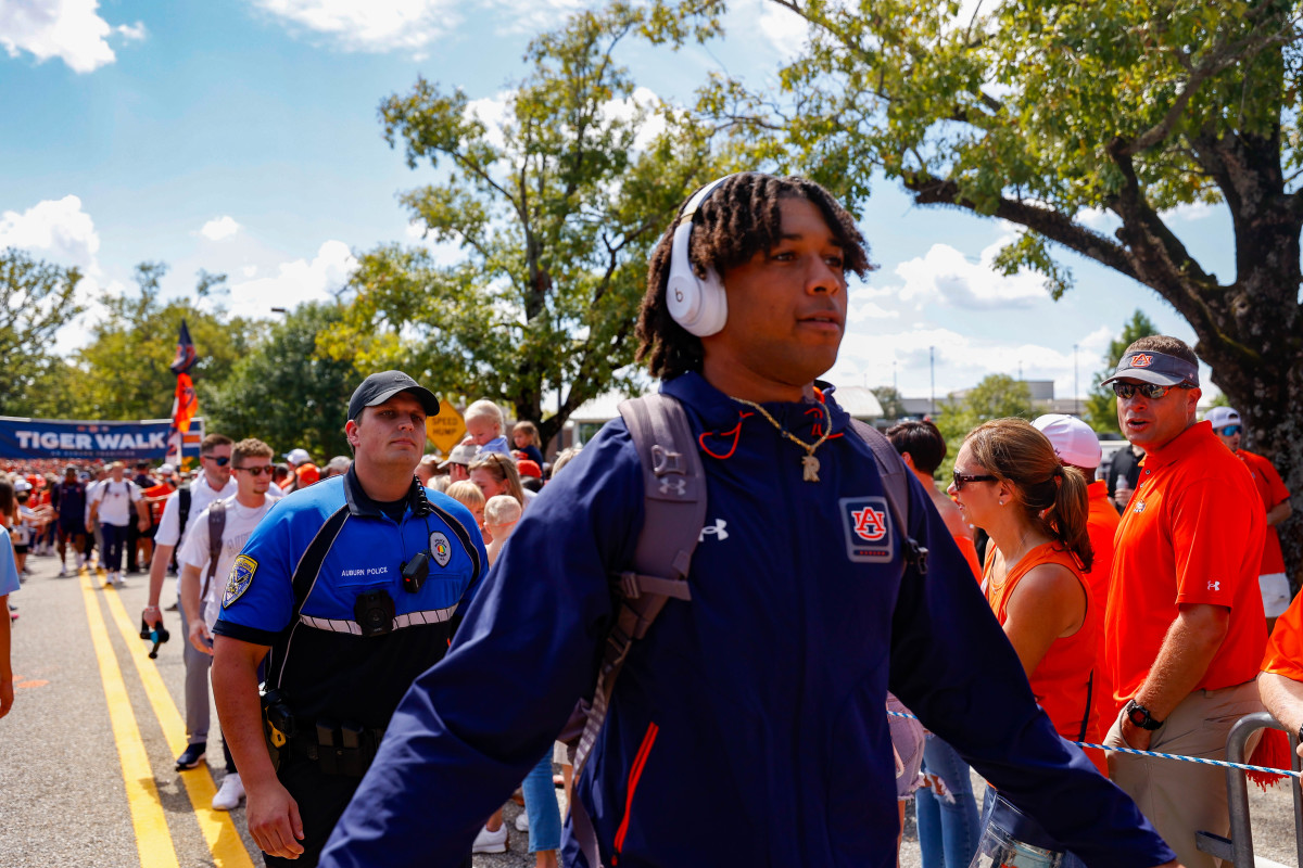 Robby Ashford during Tiger Walk before Auburn vs Georgia. Eric Starling/Auburn Daily