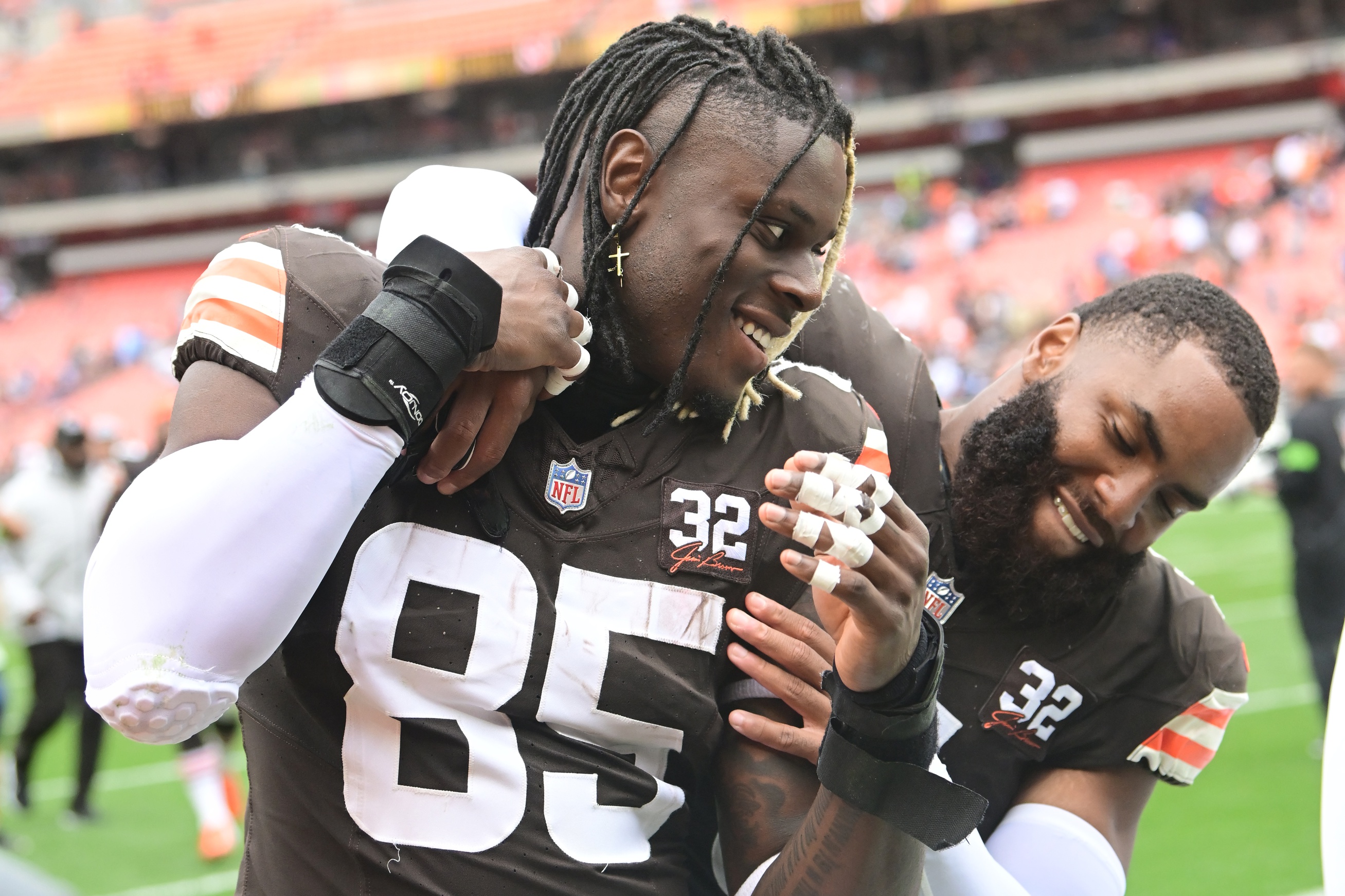 David Njoku Arrives in Mask at Browns Game After Burning Face