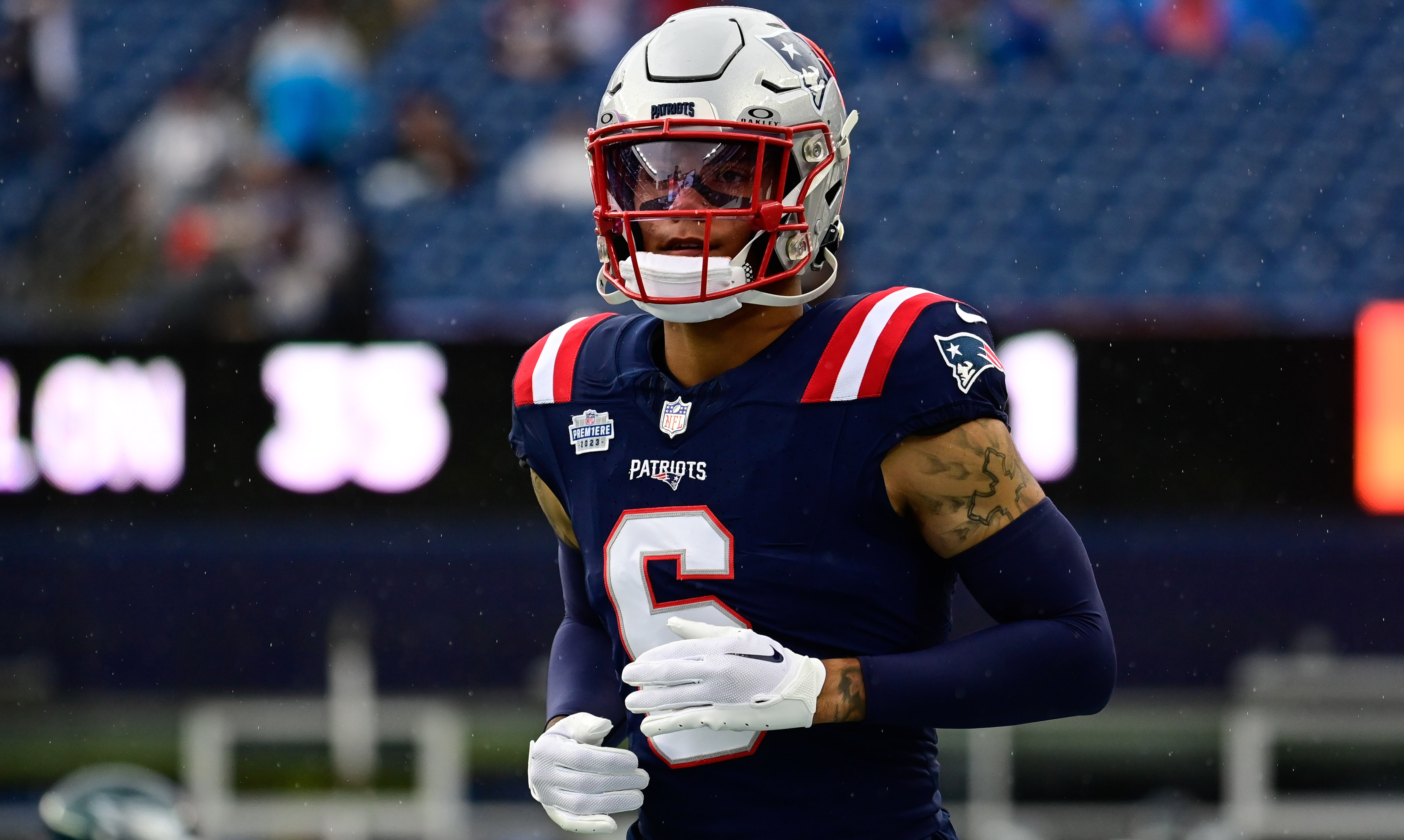 Watch: Former Oregon Ducks star Christian Gonzalez gets his first NFL  interception for the New England Patriots 