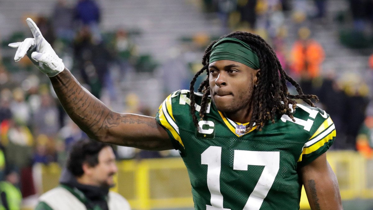 Green Bay Packers wide receiver DAVANTE ADAMS receives pass