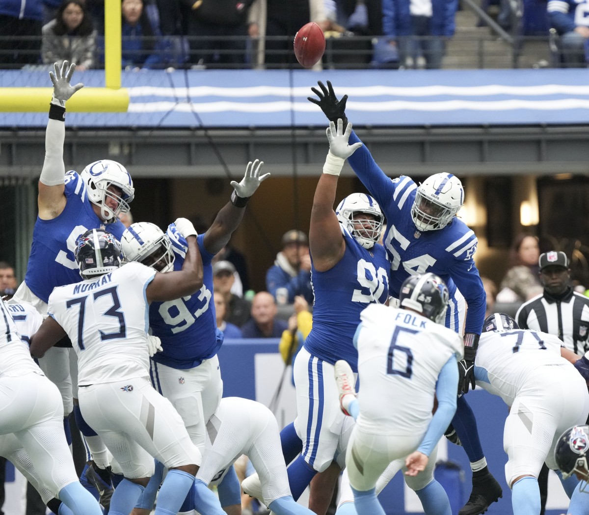 Tennessee Titans cornerback Tre Avery (30) take a break during their game  against the Indianapolis Colts Sunday, Oct. 23, 2022, in Nashville, Tenn.  (AP Photo/Wade Payne Stock Photo - Alamy