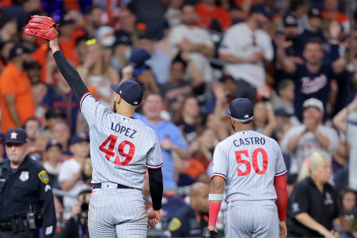 Astros continue historic road dominance