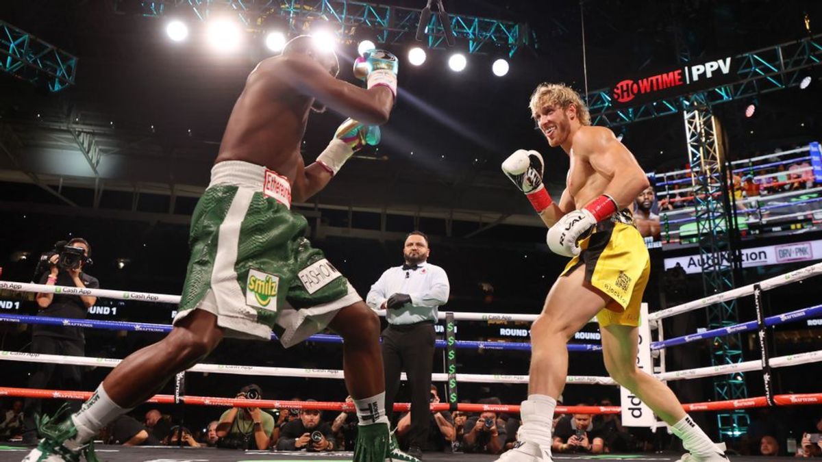 Floyd Mayweather exchanges blows with Logan Paul (R) during their contracted exhibition boxing match. On Saturday, October 14, Logan Paul, will square off against Dillon Danis. CLIFF HAWKINS/GETTY IMAGES.