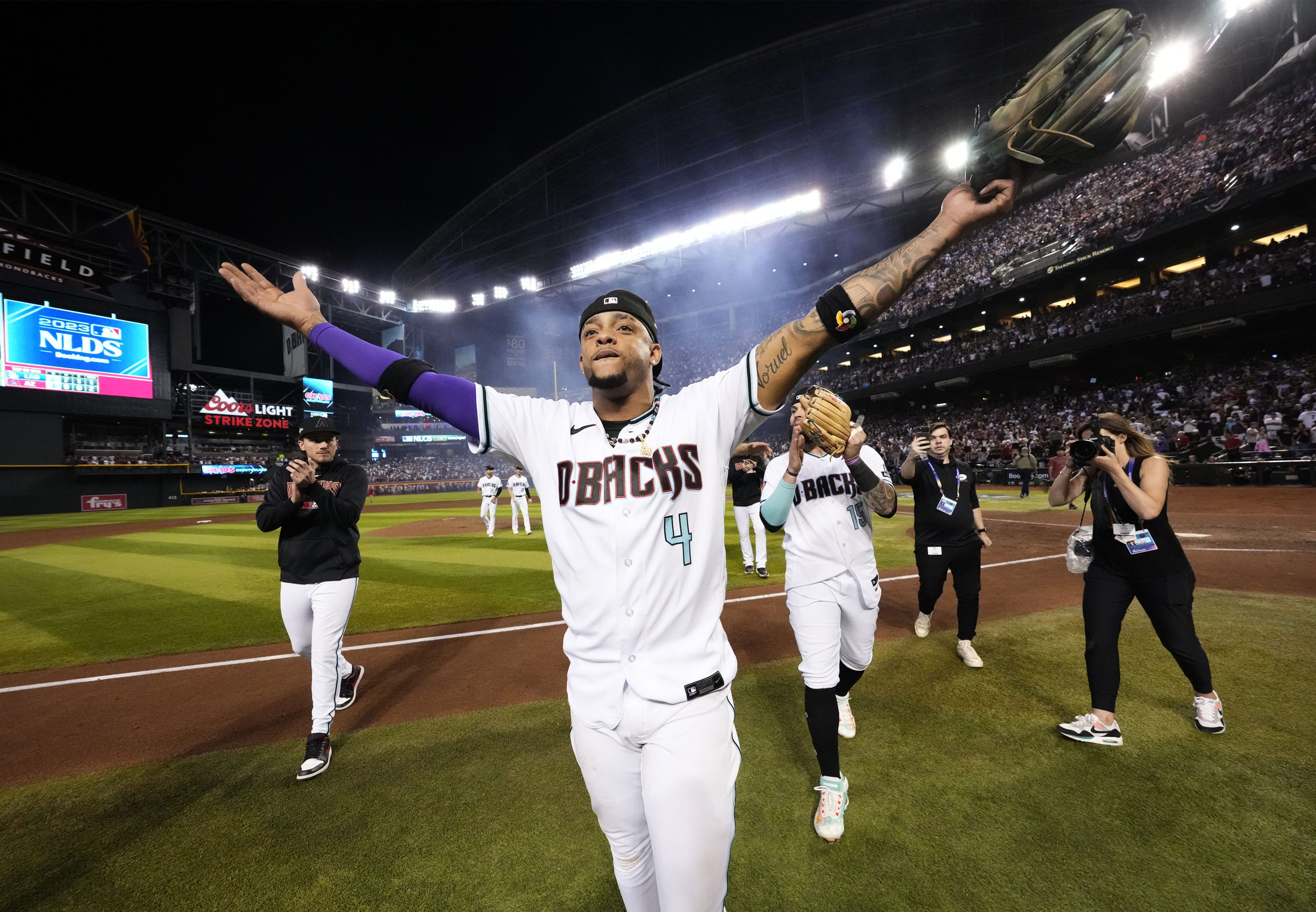 Arizona Diamondbacks on X: B̵E̵A̵T̵ SWEPT LA. 🧹🧹🧹   / X