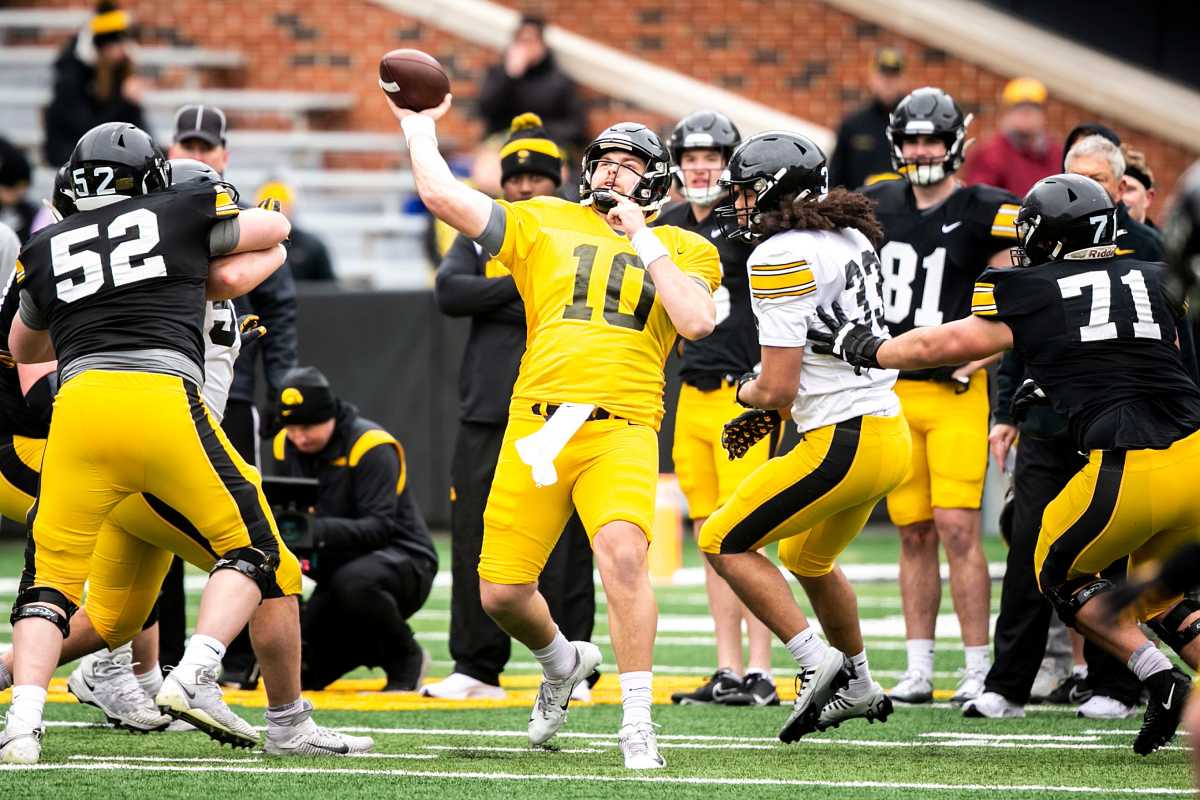 Iowa quarterback Deacon Hill (10) throws the ball during the Hawkeyes' final spring NCAA football practice, Saturday, April 22, 2023, at Kinnick Stadium in Iowa City, Iowa. 230422 Iowa Spring Fb 106 Jpg