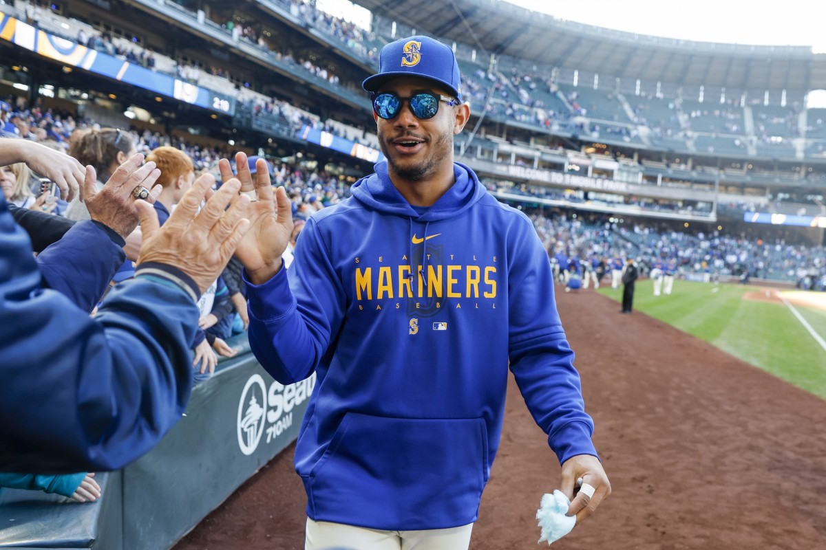 Seattle Mariners Star in Attendance at Huge WashingtonOregon College