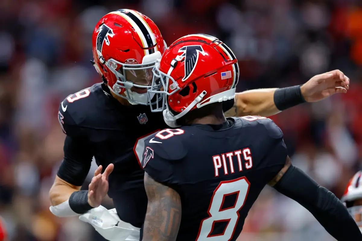 Atlanta Falcons quarterback Desmond Ridder celebrates with tight end Kyle Pitts.