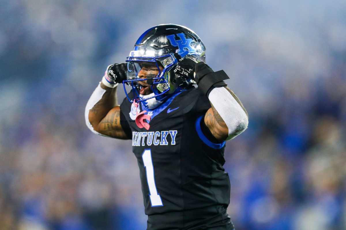 Kentucky Wildcats running back Ray Davis (1) flexes after he scored the Wildcats' first touchdown against Mizzo in the first quarter. The Cats were up 14-0 in the first quarter. Oct. 14, 2023.