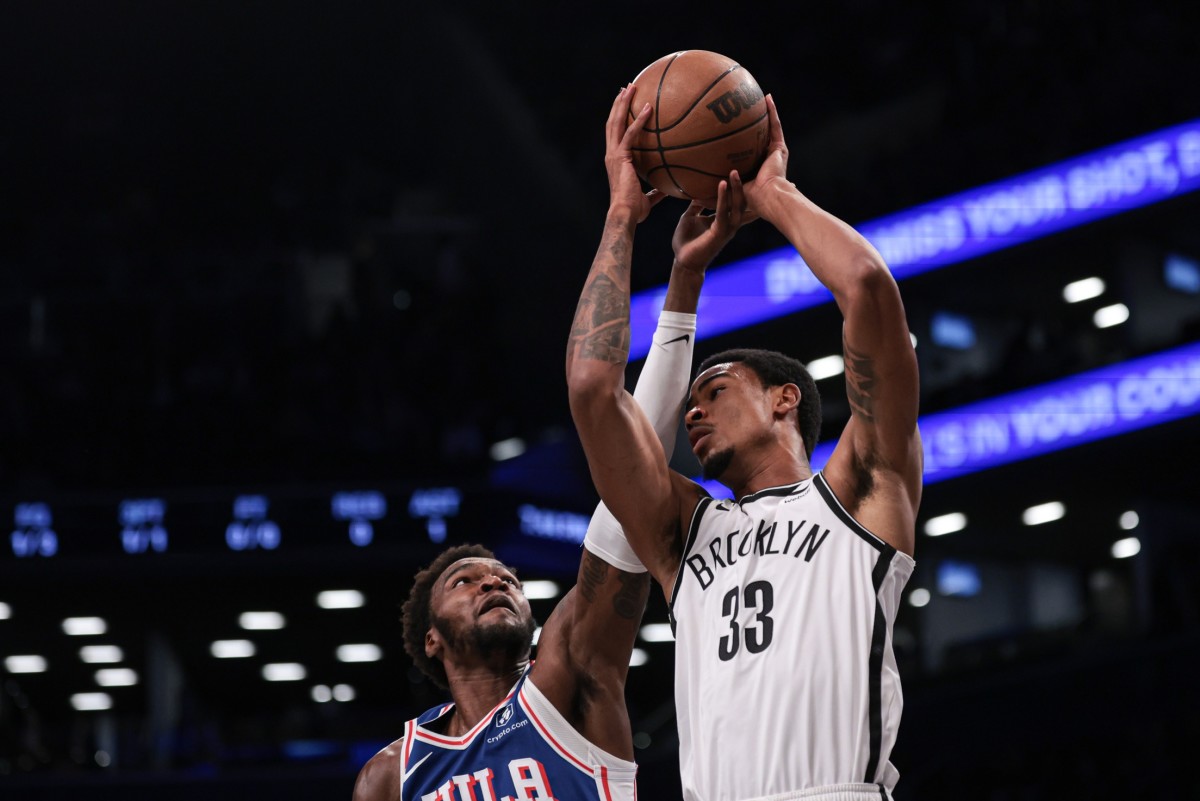 76ers' Paul Reed defending Nets' Nic Claxton