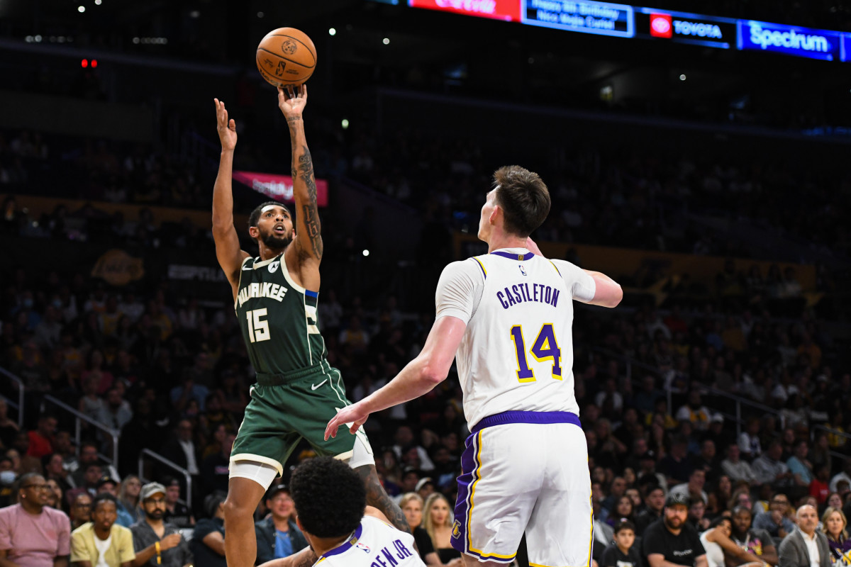 Milwaukee Bucks guard Cameron Payne (15) shoots over Los Angeles Lakers 