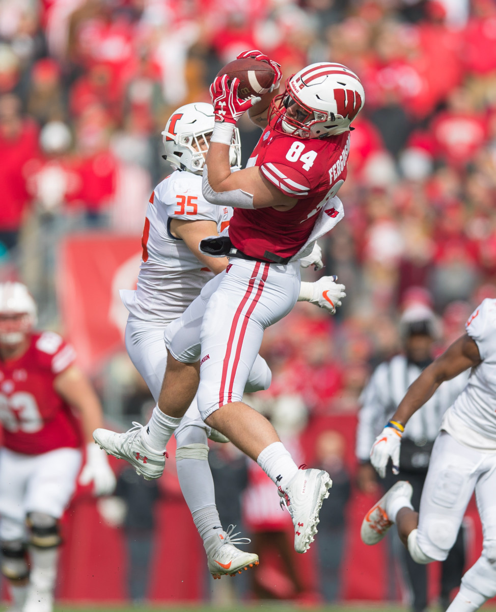 Wisconsin Badgers vs. Illinois Fighting Illini football photos