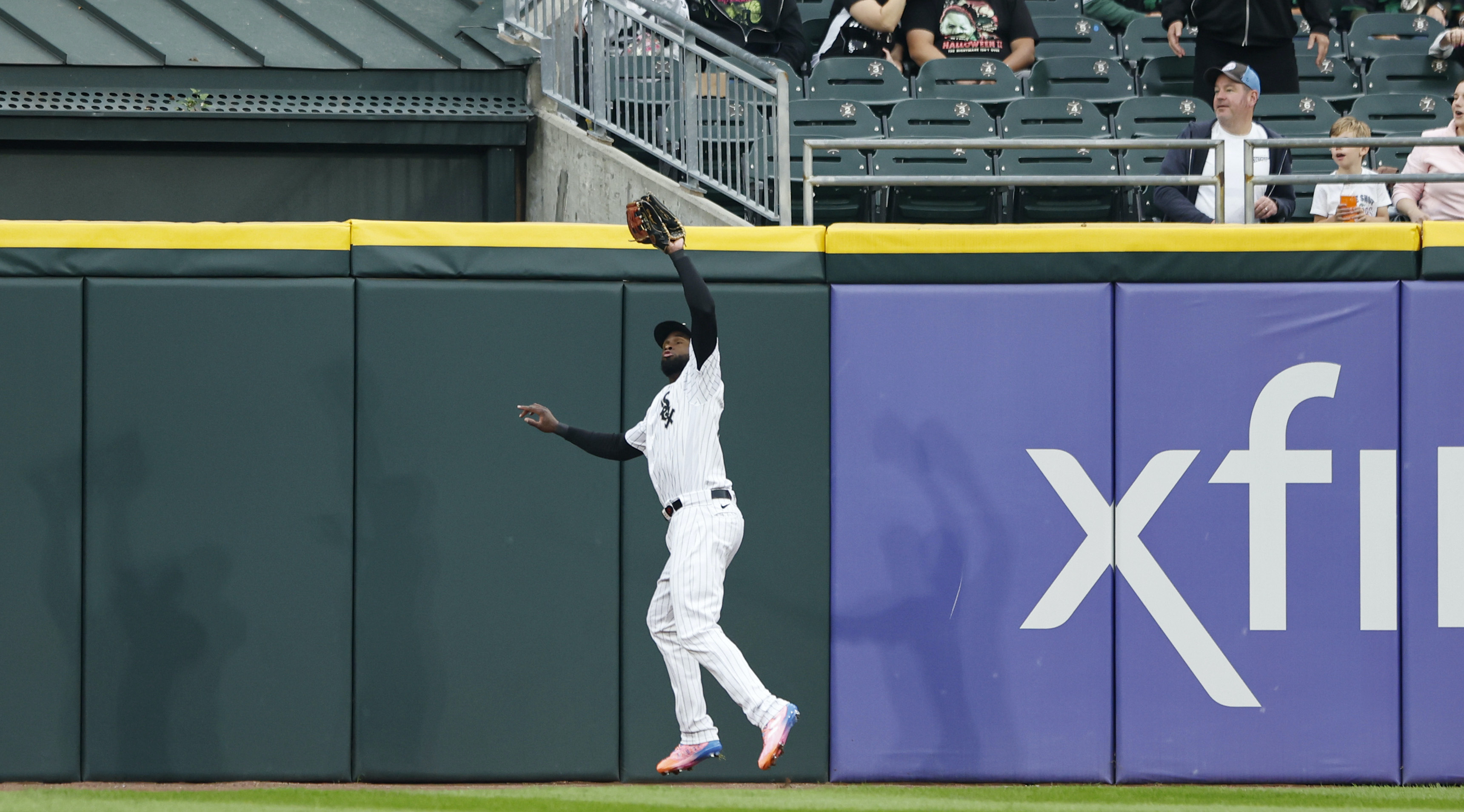 Chicago White Sox on X: No surprise here. Luis Robert has been named a  finalist for the Rawlings Gold Glove Award!  / X