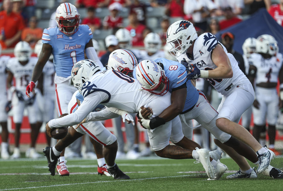 Sep 2, 2023; Houston, Texas, USA; Houston Cougars defensive lineman Nelson Ceaser (9) tackles UTSA Roadrunners quarterback Frank Harris (0) during the first quarter at TDECU Stadium.