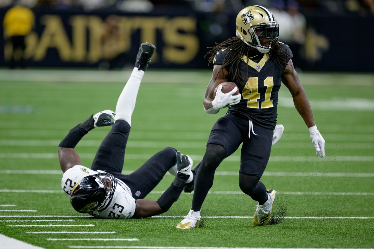 New Orleans Saints running back Alvin Kamara (41) runs past Jacksonville Jaguars linebacker Foyesade Oluokun (23). Mandatory Credit: Matthew Hinton-USA TODAY Sports