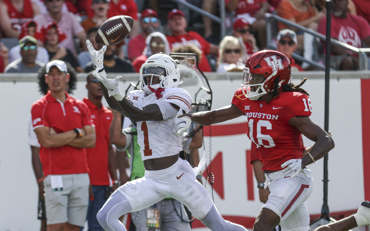 Texas Longhorns Allow Two Late Scores, Lead Houston Cougars at Halftime
